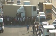 TIR-ın təkəri partladı, yol kənarındakı maşınlara çırpıldı