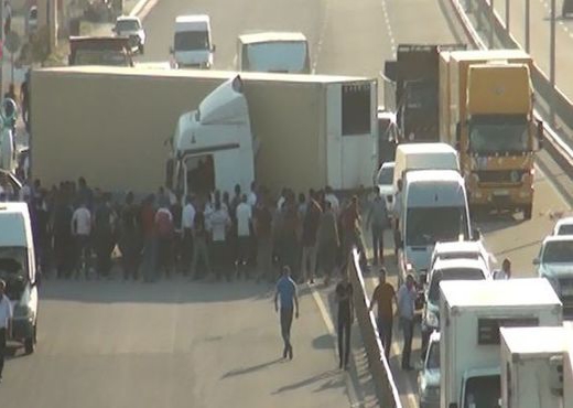 TIR-ın təkəri partladı, yol kənarındakı maşınlara çırpıldı