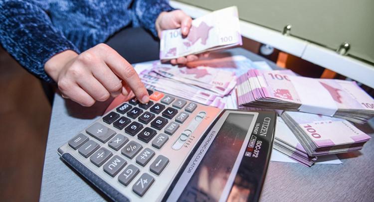 Azərbaycanda dövlət qulluqçuları nə qədər maaş alır? - AÇIQLAMA