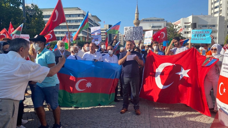 İzmirdə ermənilər tərəfindən Tovuz rayonu istiqamətində törədilən təxribatla bağlı etiraz aksiyası keçirilib - FOTO