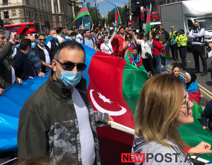 Londonda BBC-nin binası önündə başlayan möhtəşəm aksiya hazırda Parlament binasının önündə davam edir - VİDEO