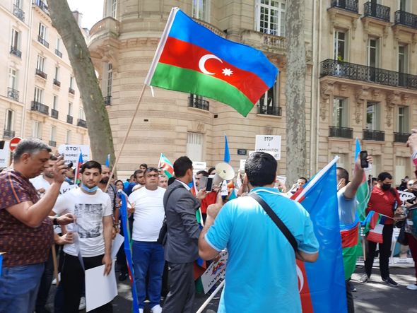 Parisdə erməni təxribatlarına etiraz olaraq aksiya keçirilib - FOTO