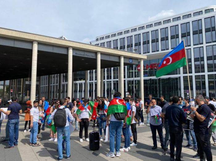 Kölndə də Ordumuza dəstək aksiyası keçirilib