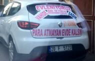Evlənən cütlük gəlin maşınının arxasına yazdıqları yazı ilə görənləri güldürdü