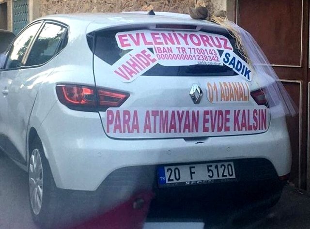 Evlənən cütlük gəlin maşınının arxasına yazdıqları yazı ilə görənləri güldürdü