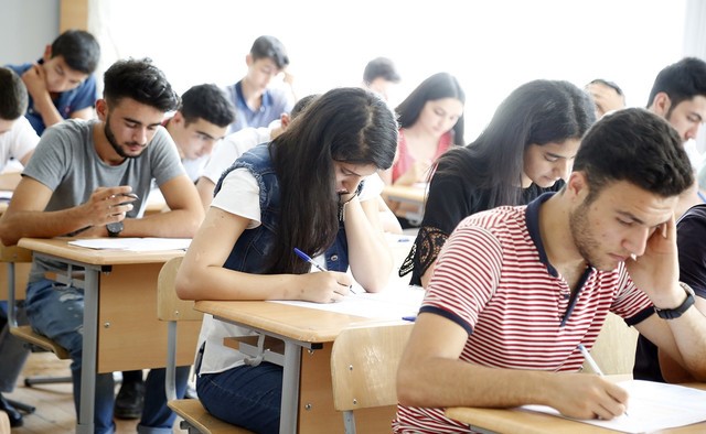 Bu gün jurnalist olmaq istəyənlər imtahan verir