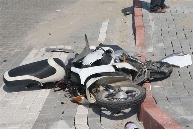 Bakıda moped yük maşınına çırpıldı