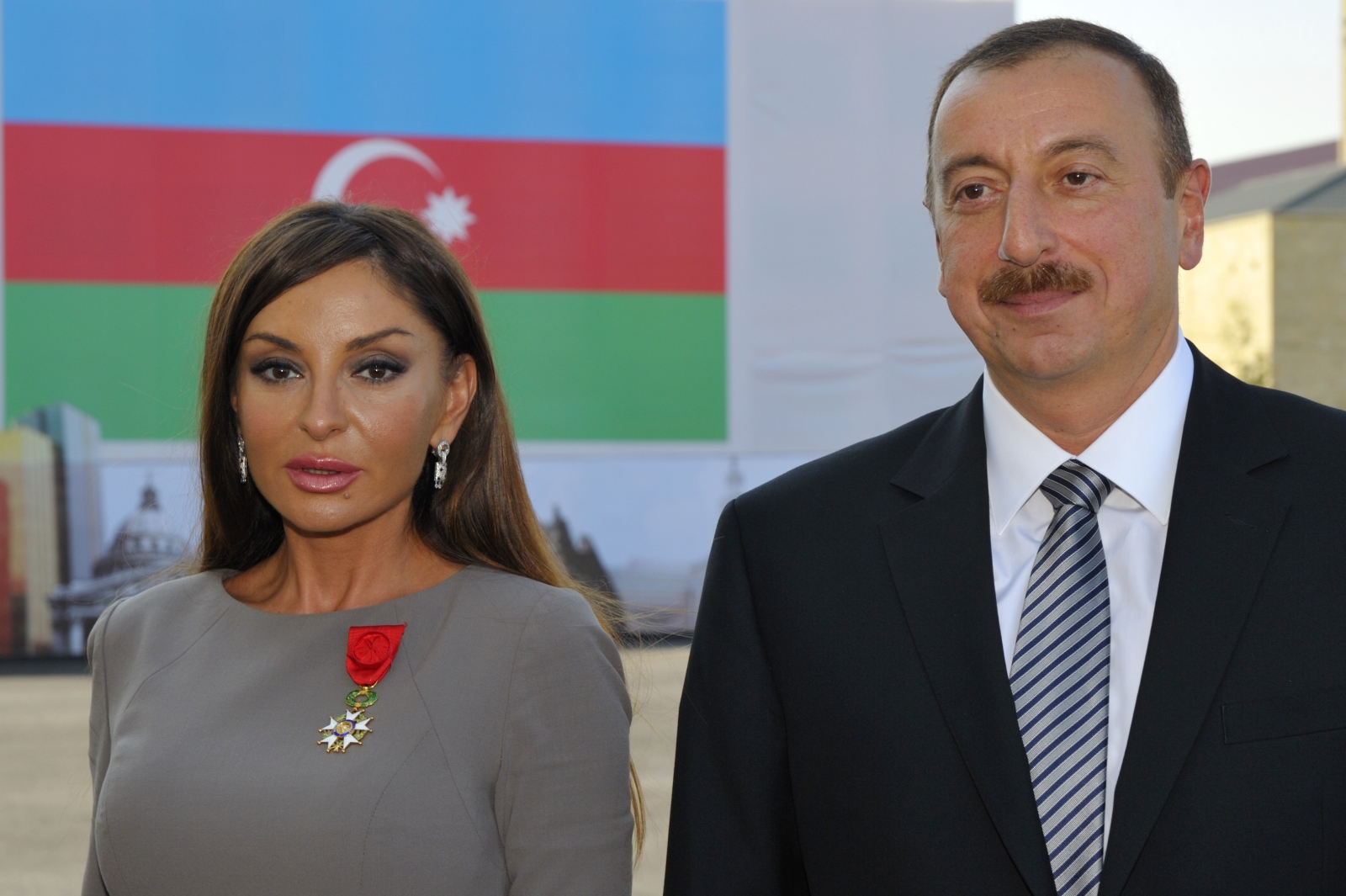 İlham Əliyev və Mehriban Əliyeva bir aylıq əməkhaqlarını Silahlı Qüvvələrə Yardım Fonduna ianə ediblər