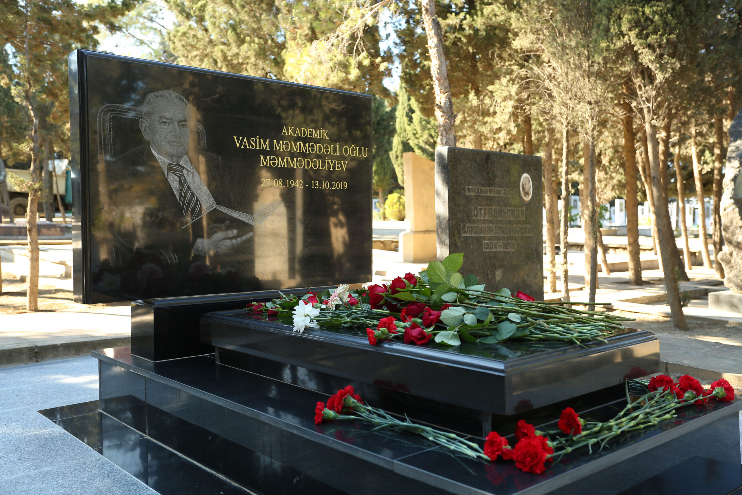 Azərbaycan İlahiyyat İnstitutunun rəhbərliyi akademik Vasim Məmmədəliyevin məzarını ziyarət edib - FOTO