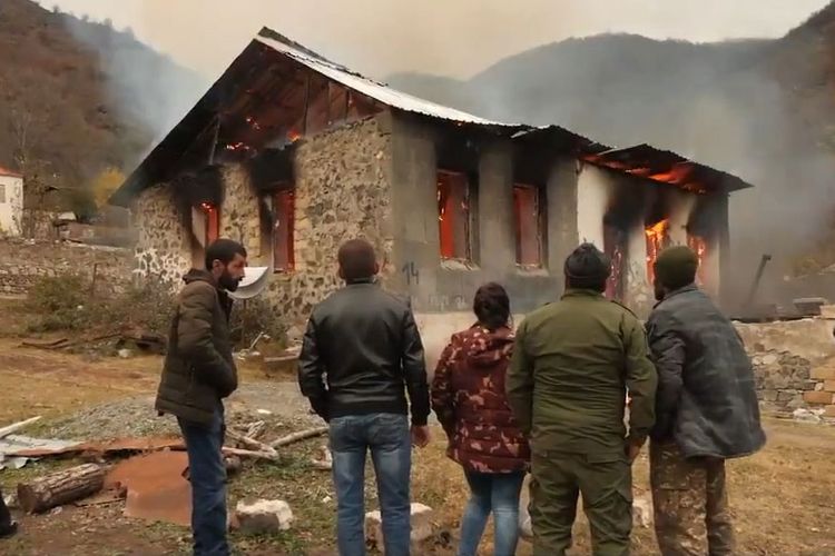 Kəlbəcəri tərk edən ermənilər evlərə od vurur, dükanları, elektrik yarımstansiyalarını söküb dağıdırlar - VİDEO