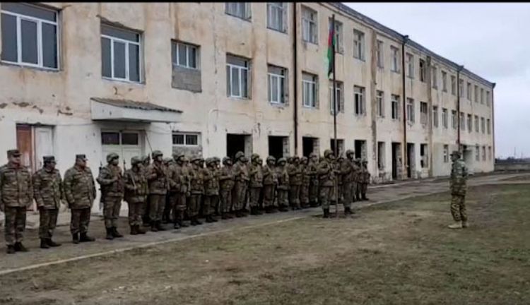 Ağdamın Gülablı kəndindəki keçmiş orta məktəbdə Azərbaycan bayrağı qaldırılıb