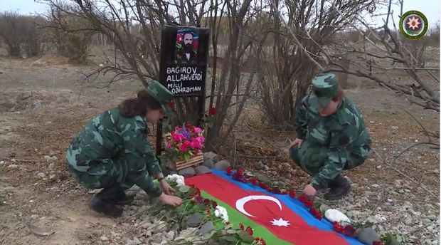 Milli qəhrəman Allahverdi Bağırovun zabit qızları illər sonra atalarının Ağdamdakı məzarını ziyarət etdilər - VİDEO