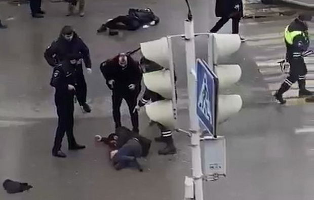 DİQQƏT!!! Qroznıda küçənin ortasında polislərə silahlı hücum olub - VİDEO