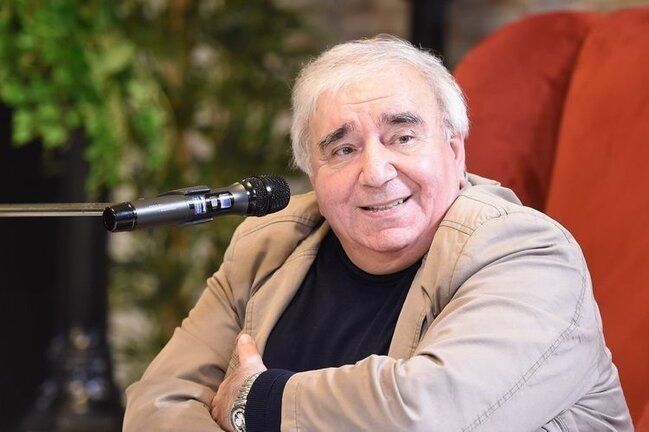 Xalq şairi evini şəhid ailəsinə bağışladı