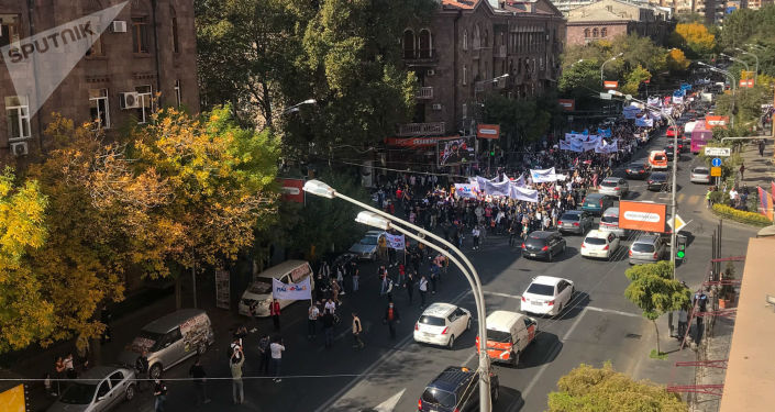 Ermənistanda aksiyalar şiddətlənir – Magistral yolu bağladılar