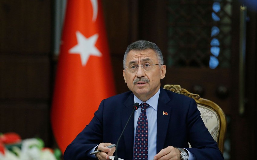 Türkiyə vitse-prezidentinin tədbirdə çıxışı zamanı halı pisləşib