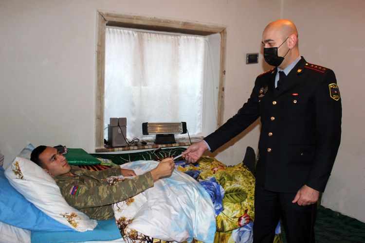 Vətən müharibəsində sənədlərini itirən qaziyə yeni şəxsiyyət vəsiqəsi verilib - FOTO