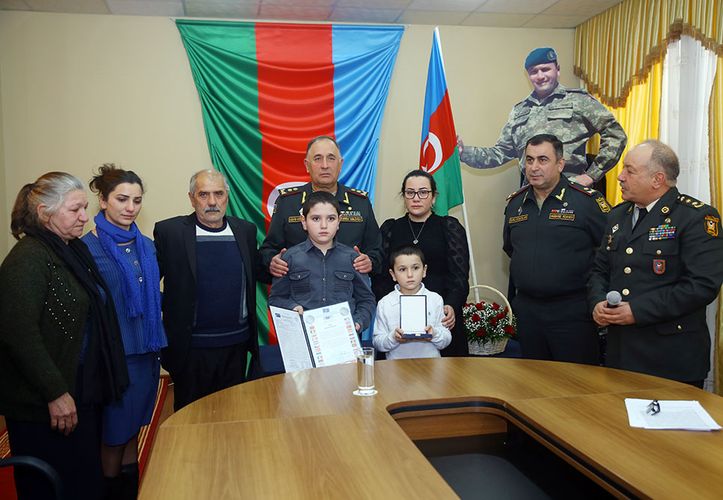 “NATO-nun Ləyaqətli Xidmət Medalı” şəhid komandirin ailəsinə təqdim edilib