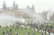 Amsterdamda polis etiraz aksiyasını dağıdıb, onlarla insan saxlanılıb