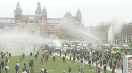 Amsterdamda polis etiraz aksiyasını dağıdıb, onlarla insan saxlanılıb