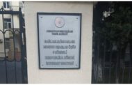 Sağlamlıq imkanları məhdud uşaqlarin məktəbində müəllim şagirdi döydü