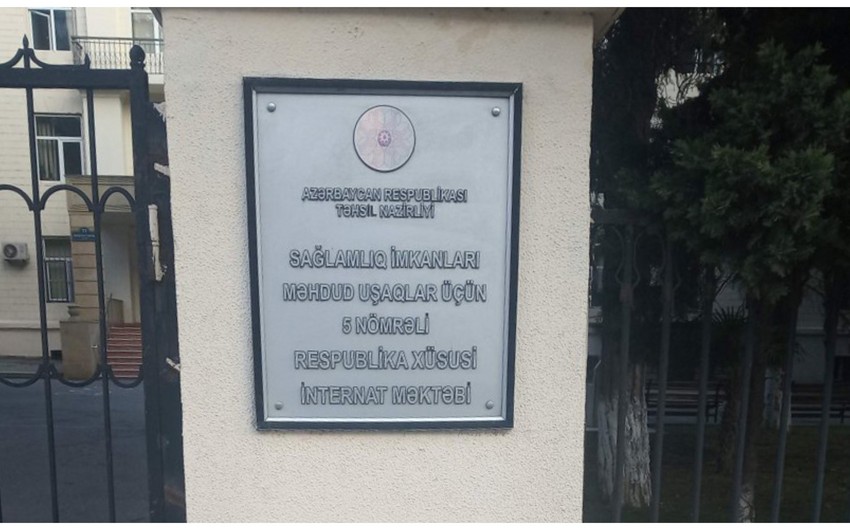 Sağlamlıq imkanları məhdud uşaqlarin məktəbində müəllim şagirdi döydü