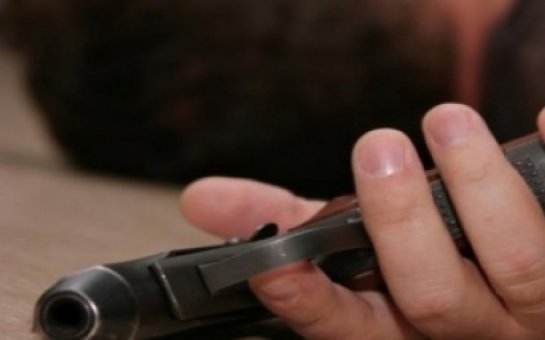 Erməni zabit atasının məzarında özünü güllələdi