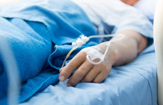 Şəmkirdə elektrik xətti kişinin üstünə düşüb - Vəziyyəti ağırdır