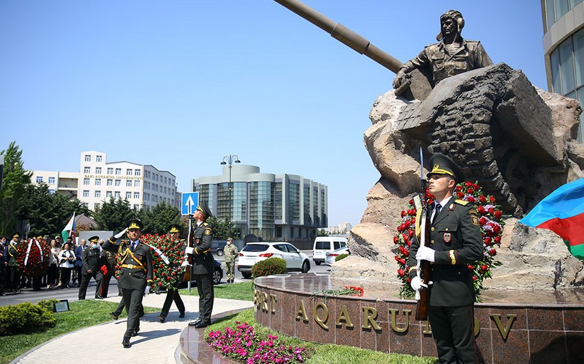 Azərbaycanın Milli Qəhrəmanı Albert Aqarunovun xatirəsi yad edilib - FOTO