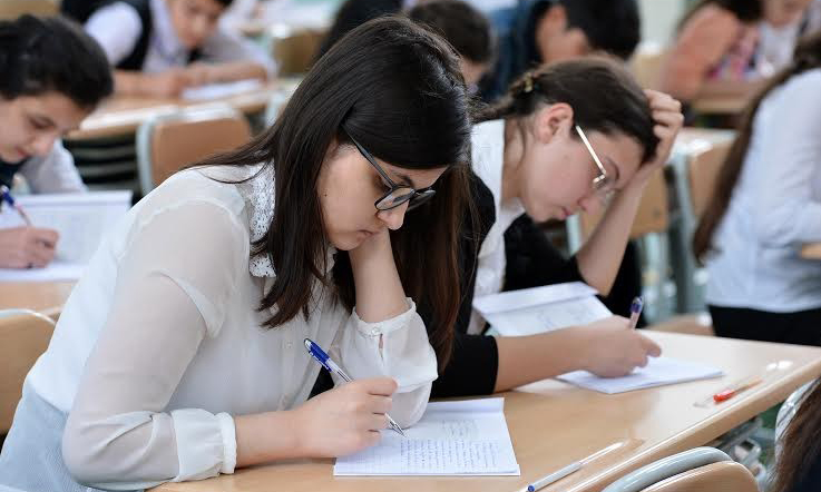 Ödənişli ixtisasa qəbul olan tələbə bu halda ödənişsizə keçiriləcək - Qərar