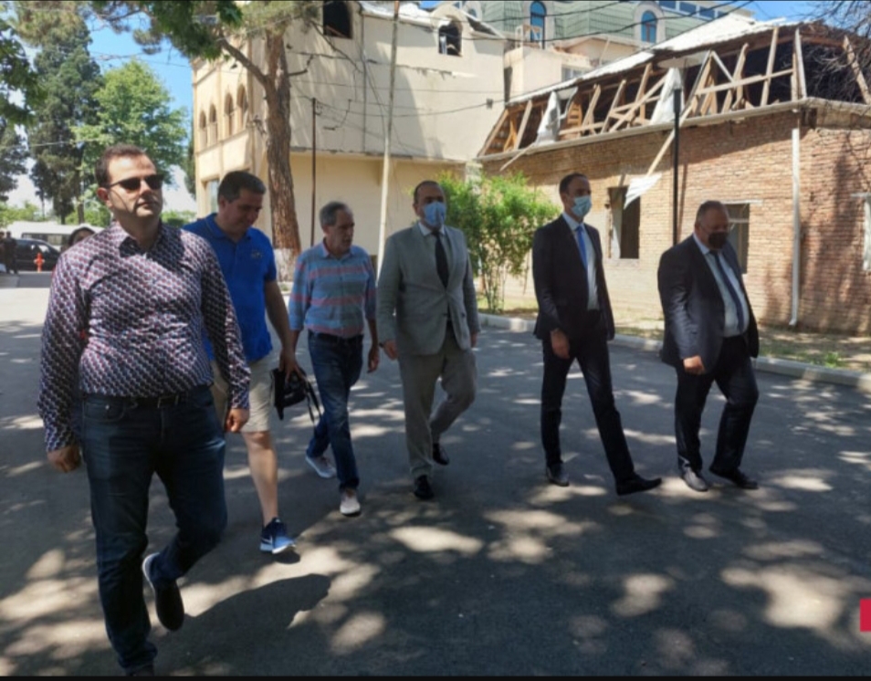 Fransalı jurnalistlər Gəncədə Ermənistanın atəşə tutduğu ərazidə olub - FOTO