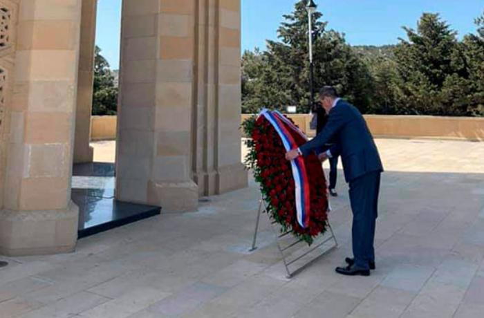 Lavrov Fəxri xiyabanı və Şəhidlər xiyabanını ziyarət edib - FOTO