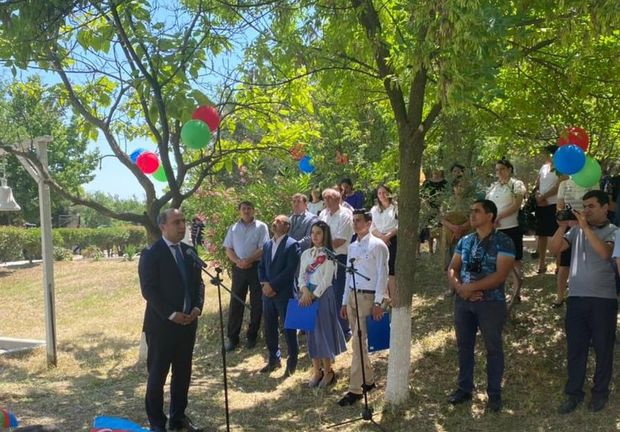 Emin Əmrullayev Vətən müharibəsində atəşə məruz qalan məktəbdə - FOTO