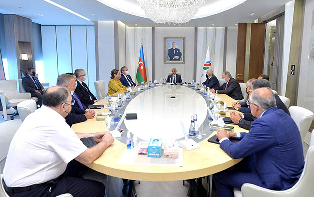 Rövnəq Abdullayev işdən çıxarılan vitse-prezidentlərlə belə vidalaşdı - Foto