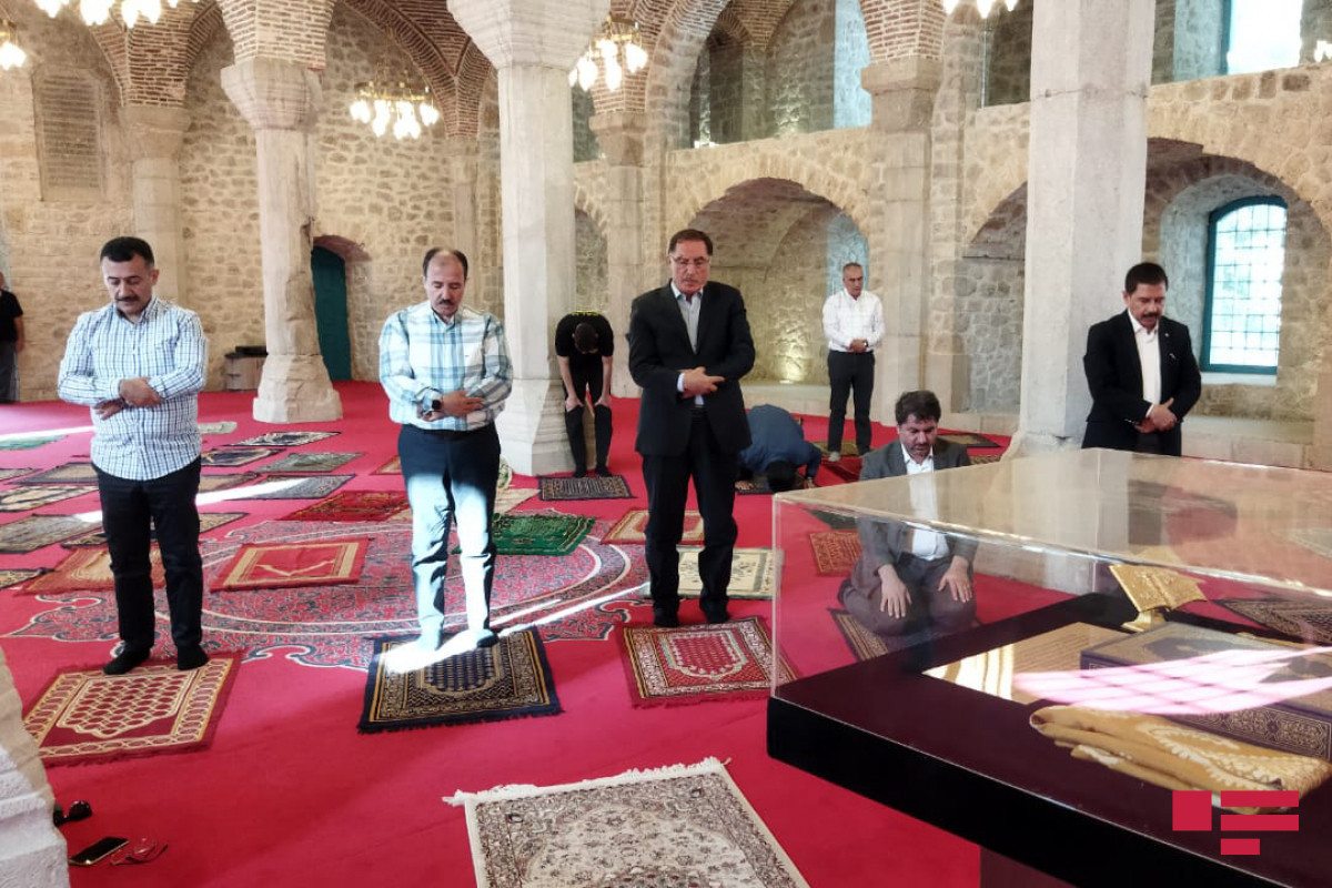 İƏT OA-nın nümayəndə heyəti Yuxarı Gövhər Ağa məscidində namaz qılıb