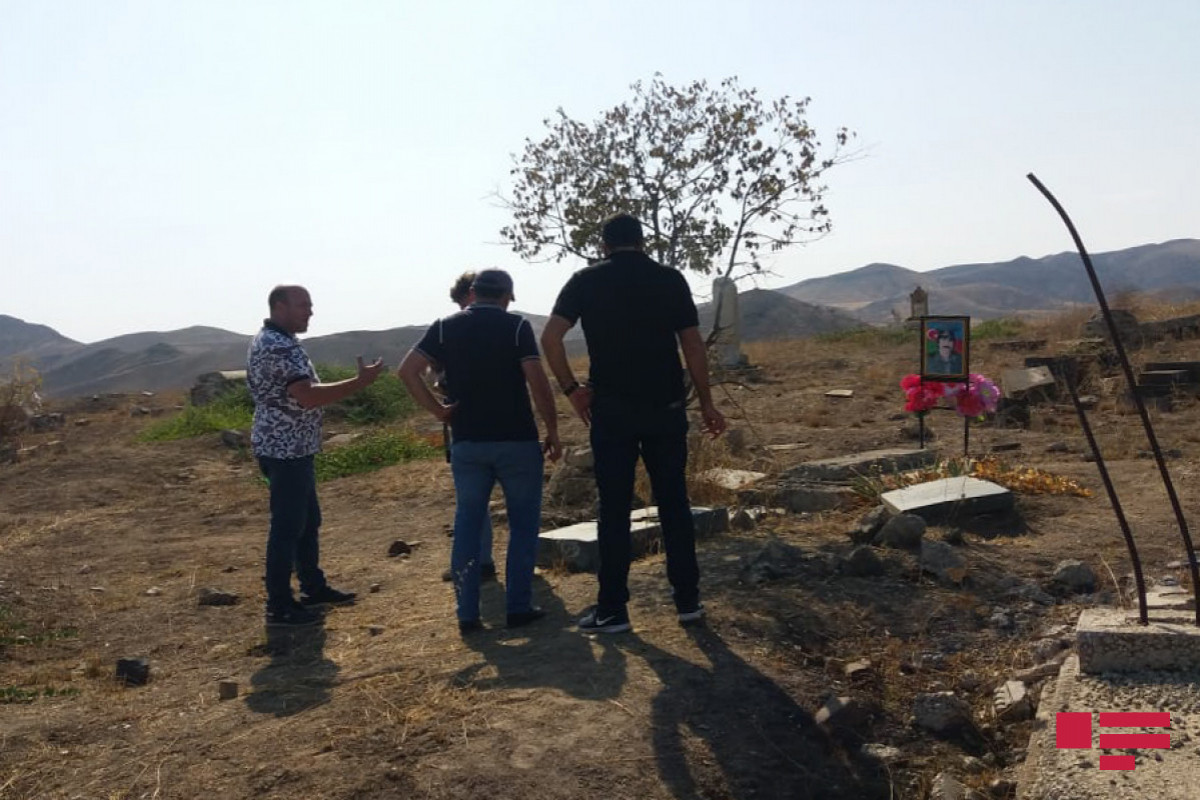 Gürcü jurnalistlər erməni vandalizminə məruz qalmış Cəbrayıl şəhər qəbiristanlığına baş çəkiblər - FOTO