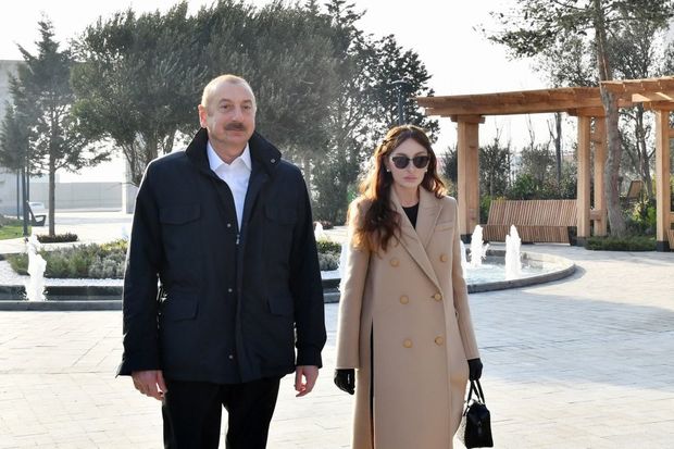 İlham Əliyev və Mehriban Əliyeva Bakıda yeni təmir olunmuş parkda - FOTO/VİDEO