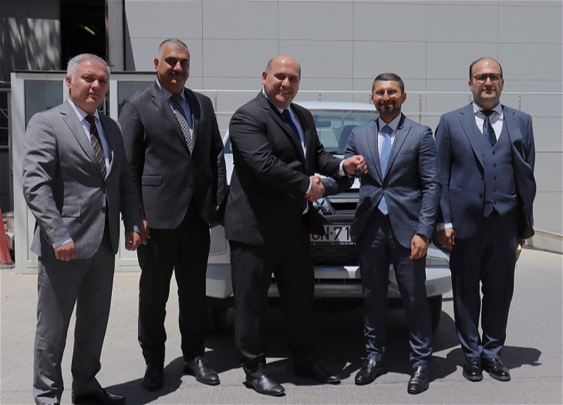 QDF-nun vasitəçiliyi ilə Prezidentin Qarabağ iqtisadi rayonu üzrə xüsusi nümayəndəliyinə avtomobil ianə edilib - FOTO