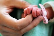 Körpə nəfəs borusunda qida qalmasına görə ölüb