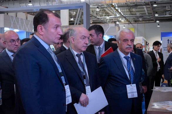 Ziyarətçilər Qarabağ Dirçəliş Fondunun stendinə böyük maraq göstərirlər - FOTO