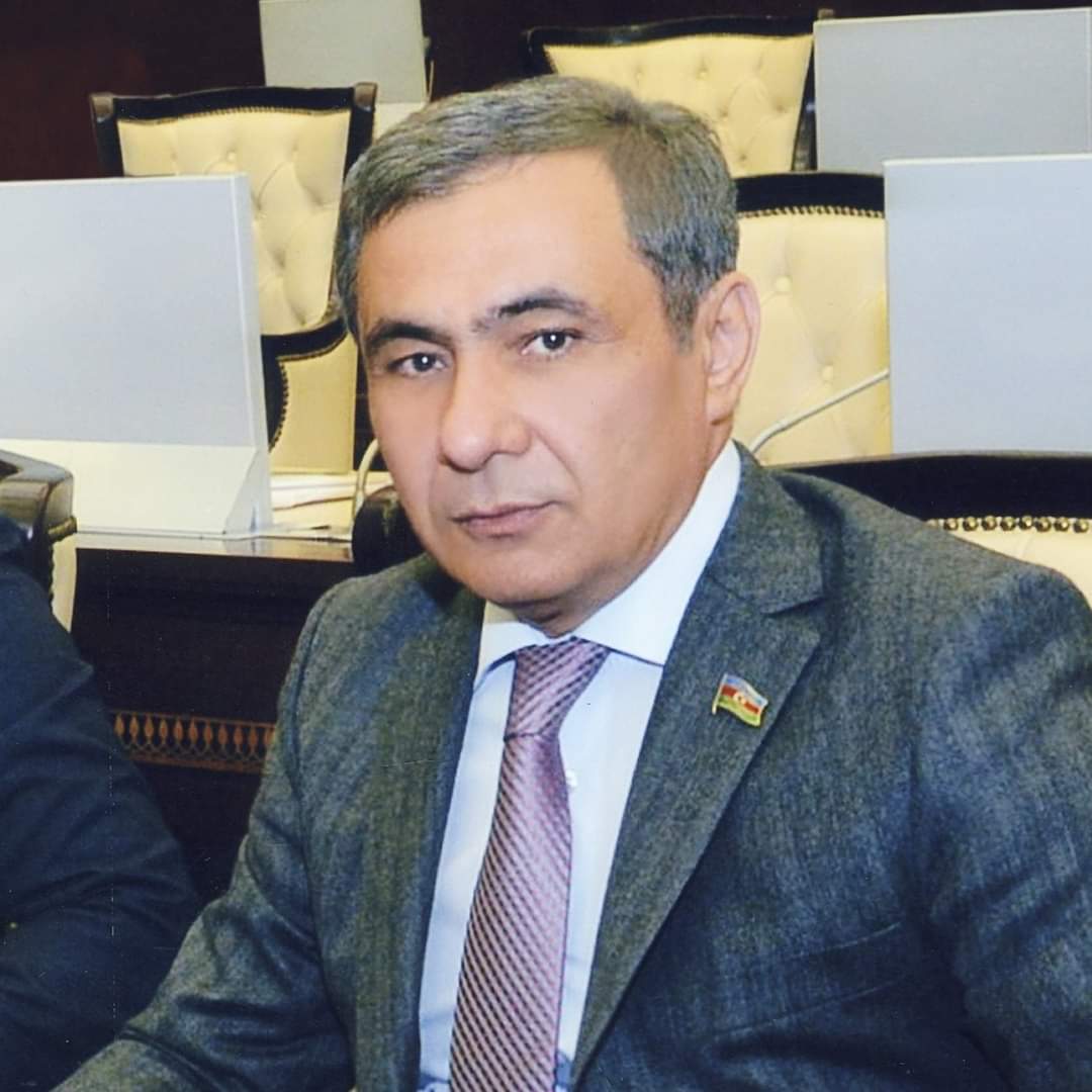 Deputat İlham Məmmədovdan Erkin Qədirliyə cavab: Müvəqqəti məşhurluq gətirən sosial media qəhrəmanı obrazı yaratmaqdan çəkinin!