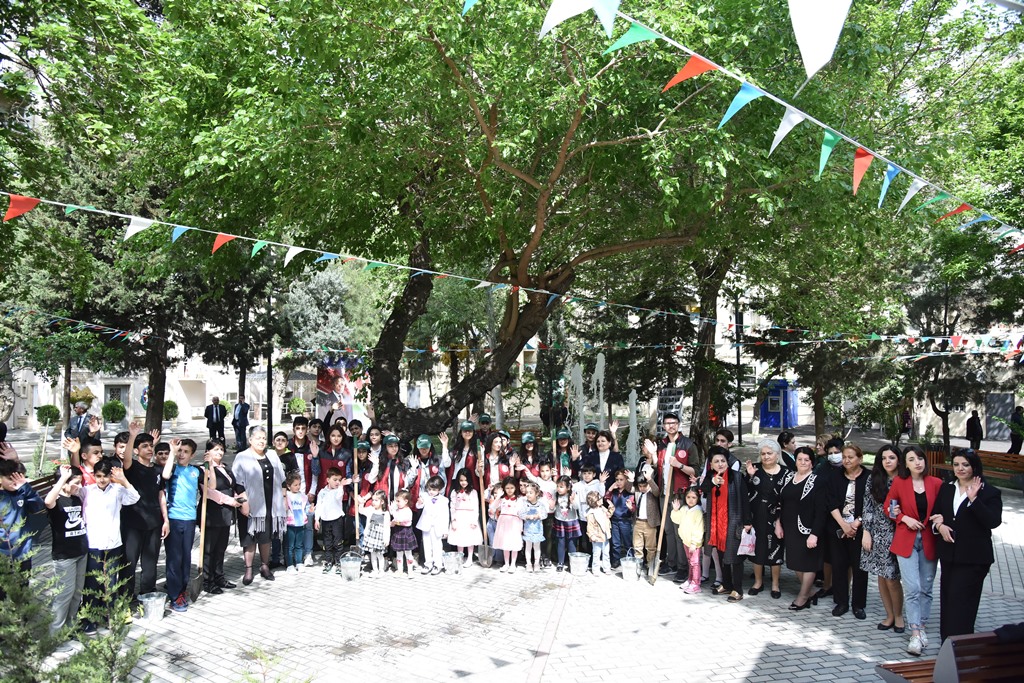 Nəsimi rayonunda növbəti “Abad həyət” sakinlərin istifadəsinə verilib - FOTO