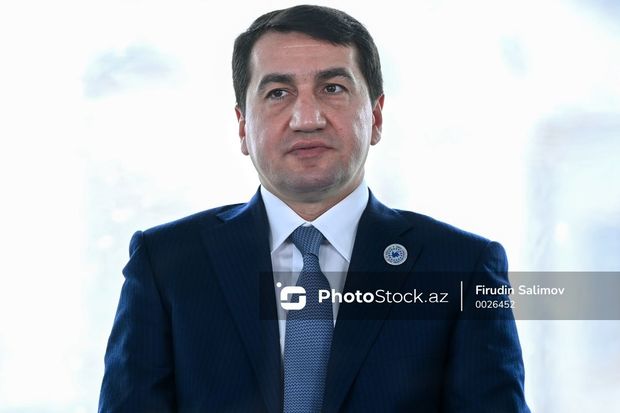 Hikmət Hacıyev: “Qarabağ bölgəsində hərbi birləşmələrin mövcudluğu reinteqrasiyaya maneə yaradırdı”