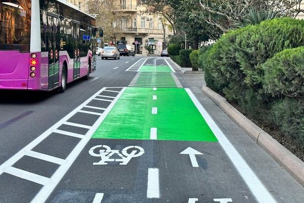DİQQƏT: “Bakıda yol kəsişmələrində yaşıl boya çəkilir” - FOTO